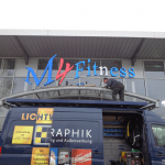 M 4 fitness - Lichtwerbung-Montage