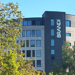 LED Leuchtbuchstaben & Lichtwerbung für BRANDI Rechtsanwälte – Infographik brandi_titelbild-logo_buchstaben