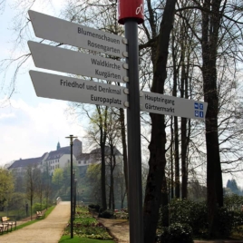 Mehr zur Beschilderung der <a href="http://www.infographik.de/2018/05/landesgartenschau-bad-iburg/">Landesgartenschau 2018 in Bad Iburg finden Sie in unserem Blog-Artikel!</a> Wegweiser - Landesgartenschau in Bad Iburg