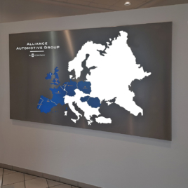 Leuchtende Europakarte mit den Standorten der Alliance Automotive Group – stilvoll in Szene gesetzt durch unsere Lichtwerbung am Standort Münster. Leuchtendes Wanddisplay mit Europakarte und markierten Ländern, in denen die Alliance Automotive Group vertreten ist.